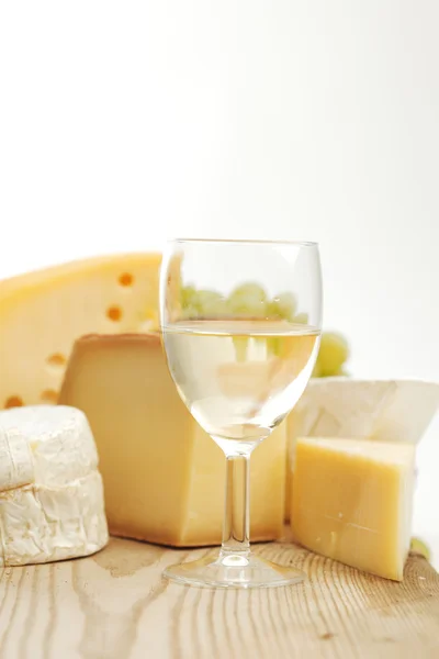 Tahta bir masada peynir ve şarap. — Stok fotoğraf