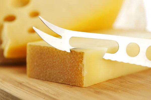 Fromage avec un couteau à fromage — Photo