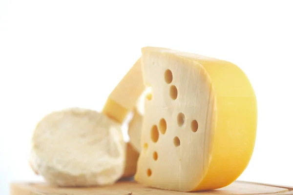 Käse auf einem Holztisch — Stockfoto
