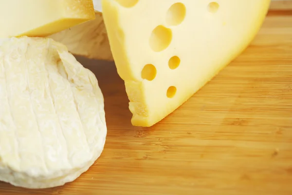 Queso sobre una mesa de madera —  Fotos de Stock