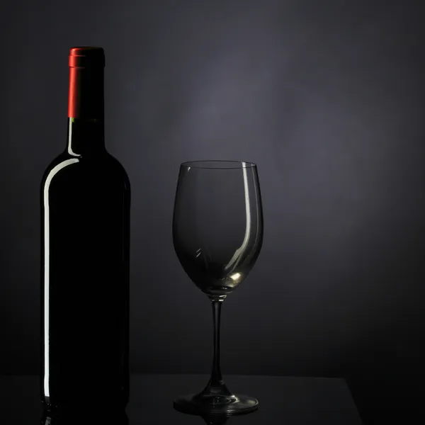 Silueta de cristal de vino tinto Fondo negro — Foto de Stock