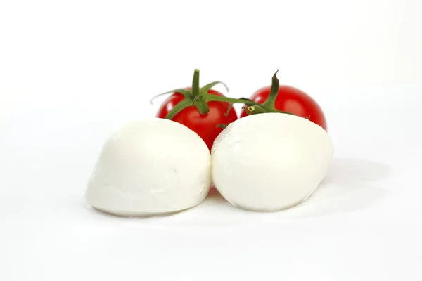 Φρέσκια μοτσαρέλα Ιταλίας σε άσπρο φόντο — Φωτογραφία Αρχείου