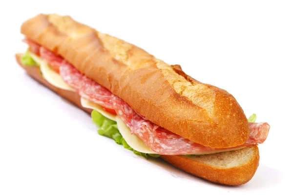 Langes Sandwich mit Salami-Tomaten isoliert auf weiß — Stockfoto