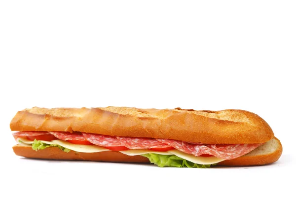 Langes Sandwich mit Salami-Tomaten isoliert auf weiß — Stockfoto