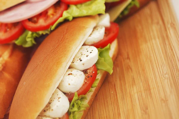 Куча сэндвичей рядом — стоковое фото