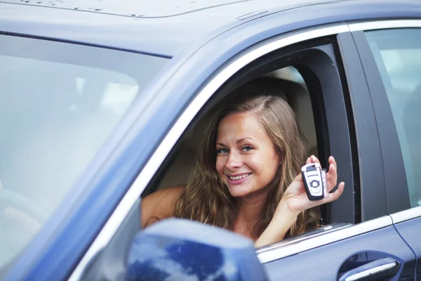 Mujer sosteniendo llaves del coche —  Fotos de Stock