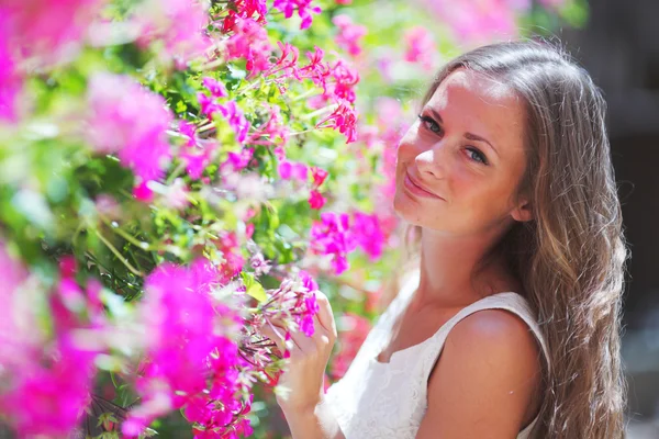 Žena v květinách — Stock fotografie