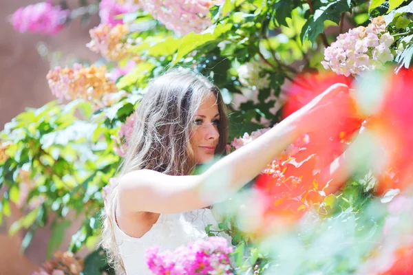 Žena v květinách — Stock fotografie