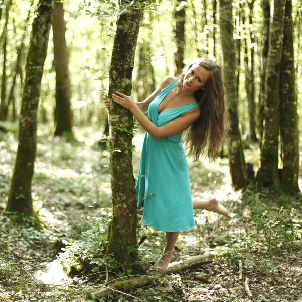 Kvinna i sommar skog — Stockfoto