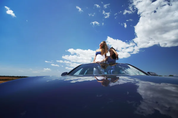 Mujeres bailan en coche —  Fotos de Stock