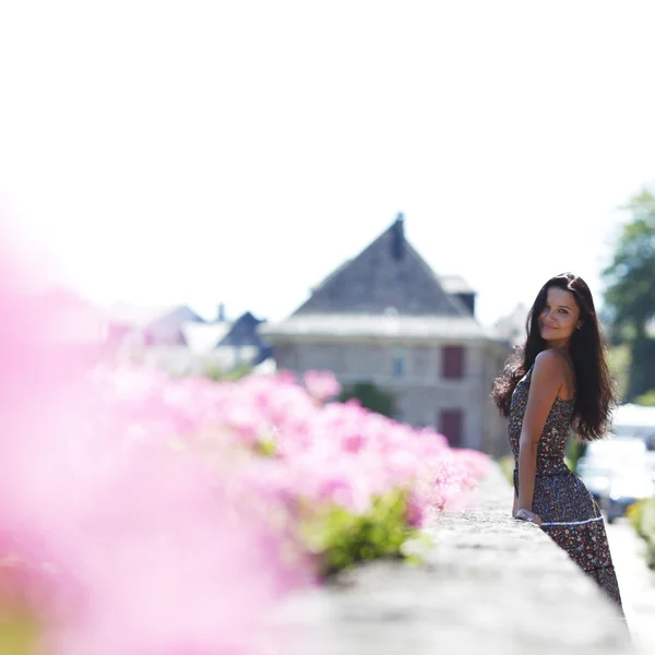 Femme dans les fleurs — Photo