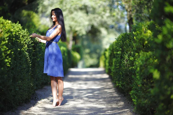 Woman in green park — Stock Photo, Image