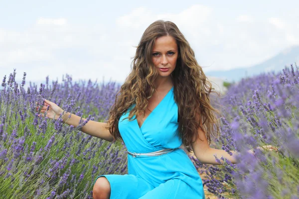 Frau sitzt auf einem Lavendelfeld — Stockfoto