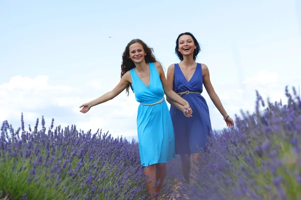 Twee vrouwen op Lavendel veld — Stockfoto