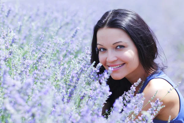 Žena sedí na poli levandule — Stock fotografie