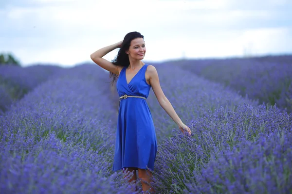 Mujer de pie en un campo de lavanda — Foto de Stock