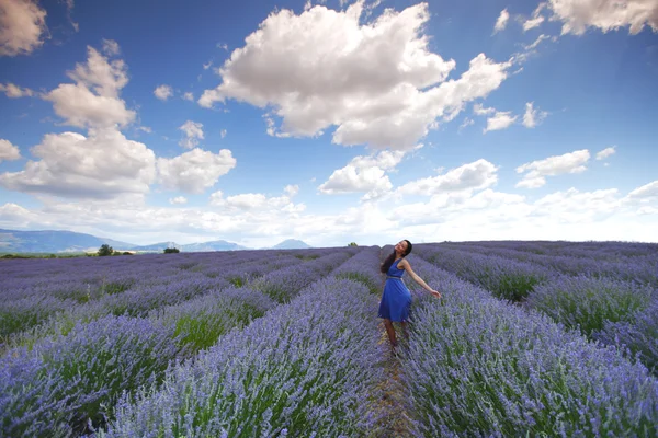 Donna sul campo di lavanda — Foto Stock