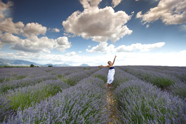 Kvinna på lavendel fält — Stockfoto