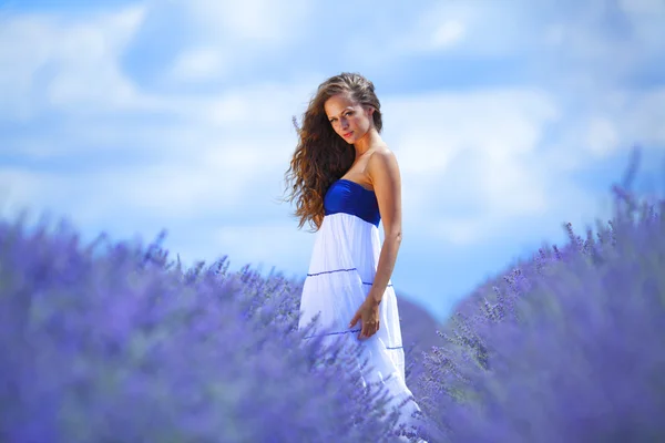 Frau steht auf einem Lavendelfeld — Stockfoto