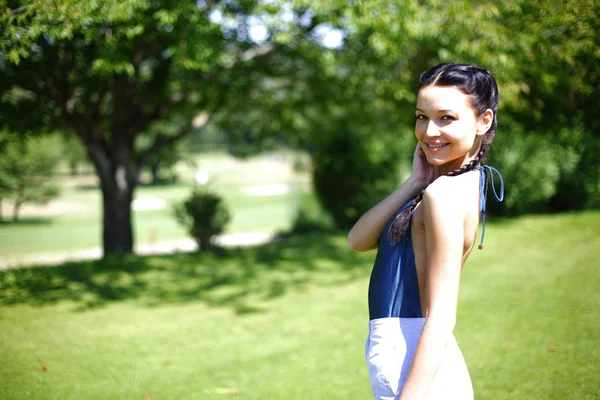 Femme dans le parc vert — Photo