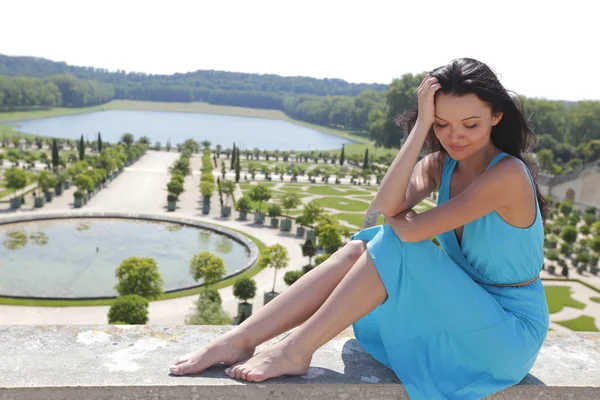 Frau in versailles gärten frankreich — Stockfoto