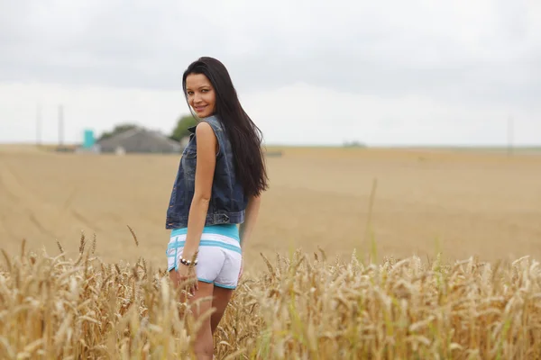 Woman on wheat field — Stock Photo, Image