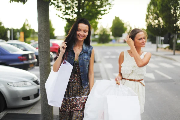 Dwie kobiety po zakupy — Zdjęcie stockowe