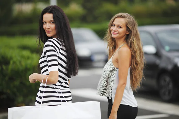 Deux femmes faisant du shopping — Photo