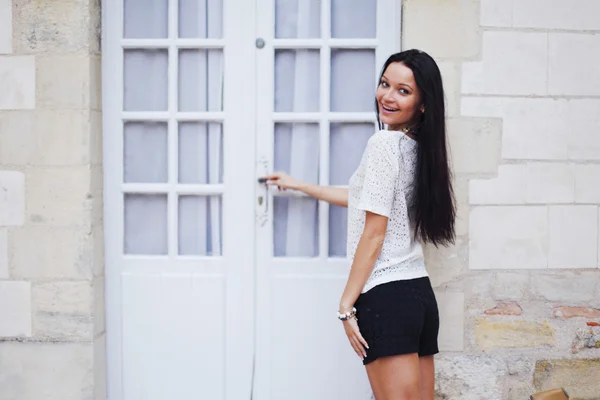 Hermosa mujer en la calle — Foto de Stock