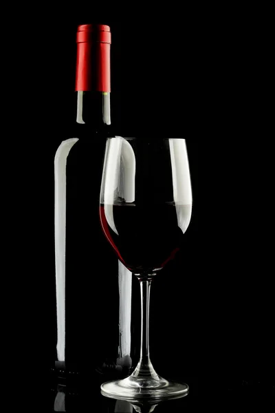 Silhouette en verre de vin rouge fond noir — Photo