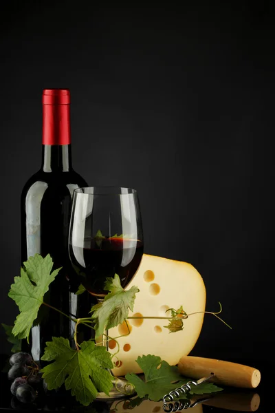 Rode wijn en kaas op zwart — Stockfoto