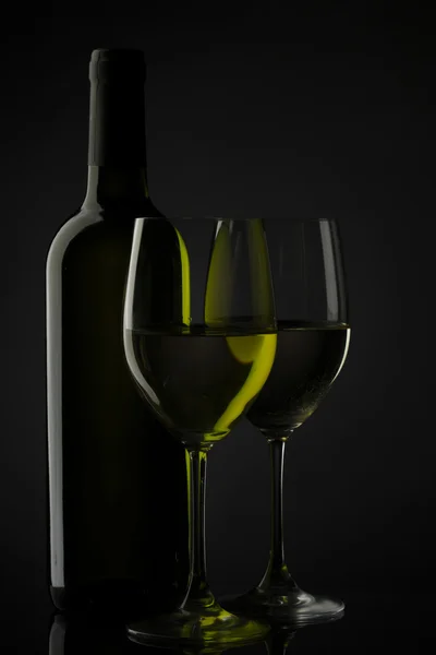Silhueta de vidro de vinho branco fundo preto — Fotografia de Stock