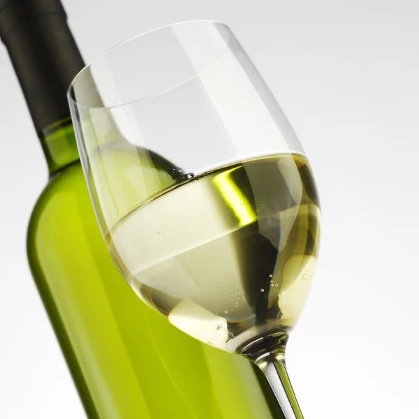 Garrafa com vinho branco e vidro — Fotografia de Stock
