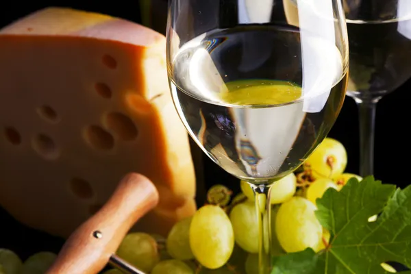 Vinho branco e queijo em preto — Fotografia de Stock