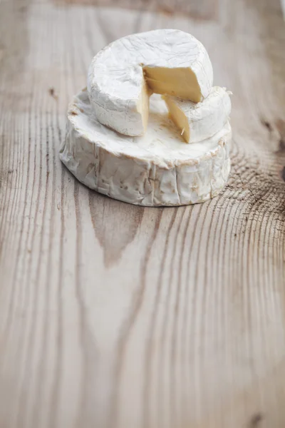 Um pedaço de queijo Brie — Fotografia de Stock