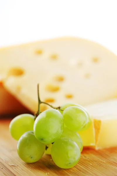 Τυρί και σταφυλιών από κοντά — Φωτογραφία Αρχείου