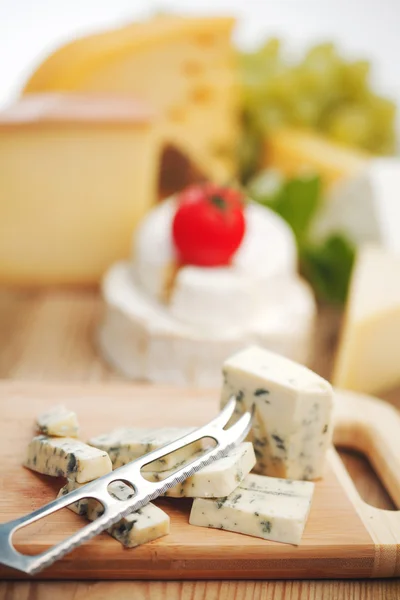 Formaggio con un coltello da formaggio — Foto Stock