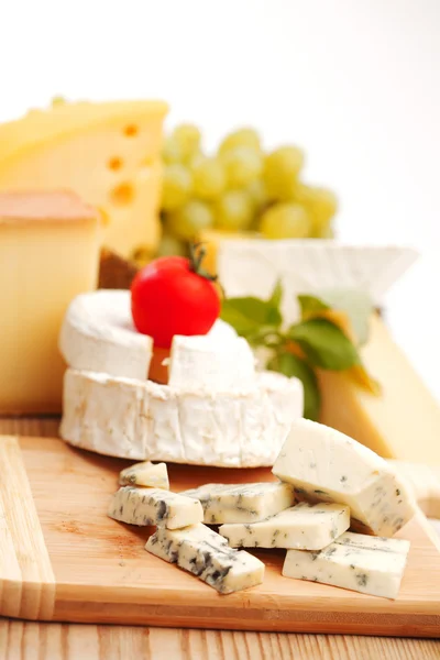 Queijo em uma mesa de madeira — Fotografia de Stock