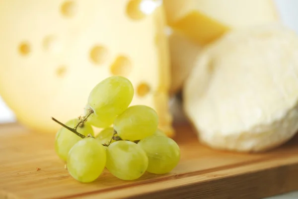 Sýr a hroznovou zblízka — Stock fotografie