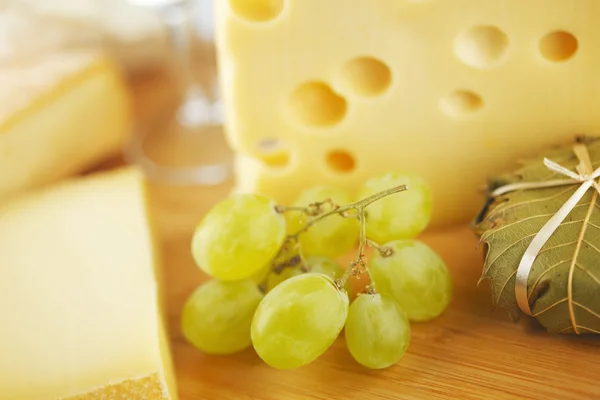 Queso y uva de cerca —  Fotos de Stock