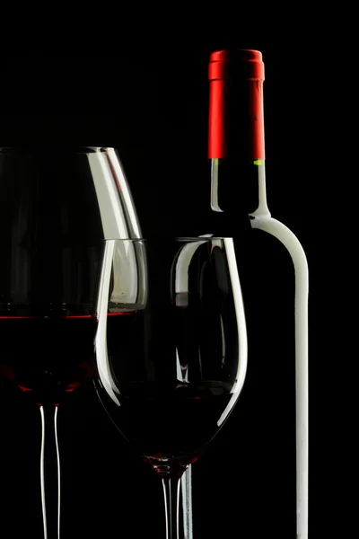 Silhouette en verre de vin rouge fond noir — Photo