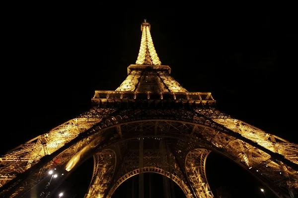 Torre Eiffel à noite — Fotografia de Stock