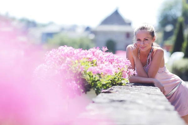 Mulher em flores — Fotografia de Stock