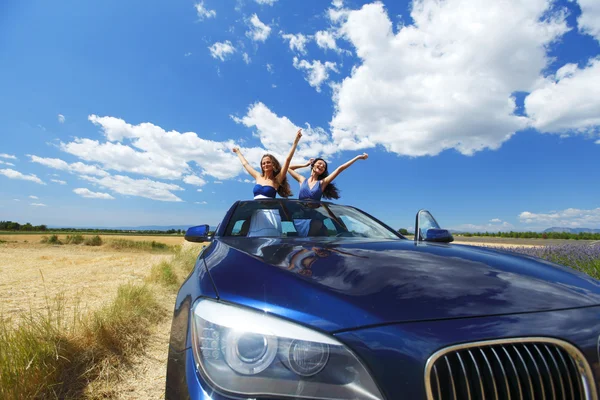 Les femmes dansent en voiture — Photo