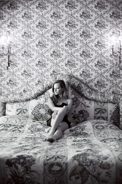 Güzel bir kadın kanepe üzerinde — Stok fotoğraf