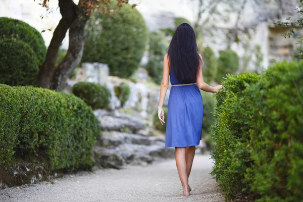 Woman in green park — Stock Photo, Image