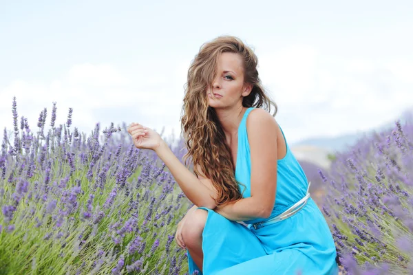 Donna seduta su un campo di lavanda — Foto Stock