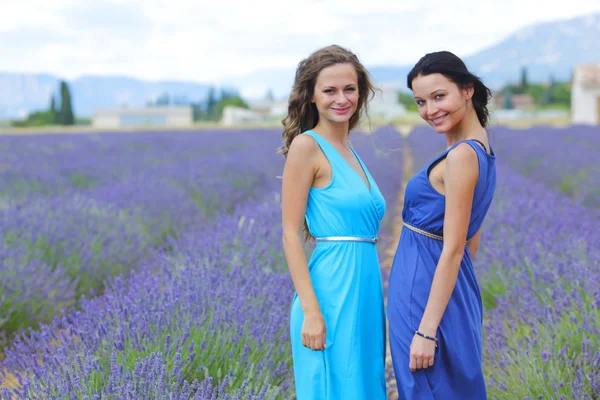 Zwei Frauen auf Lavendelfeld — Stockfoto