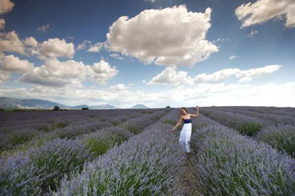 Kvinna på lavendel fält — Stockfoto