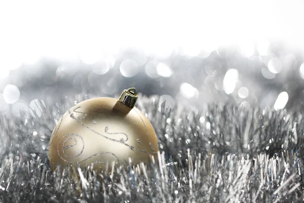Золотий м'яч Різдво — стокове фото